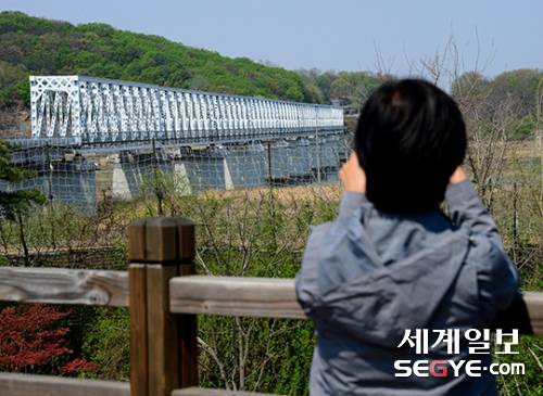 남·북정상회담을 이틀 앞둔 25일 경기도 파주 임진각을 찾은 시민들이 북한 지역을 바라보고 있다.