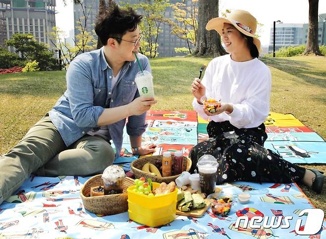 스타벅스, '마이 홀리데이 매트' 증정 이벤트 진행