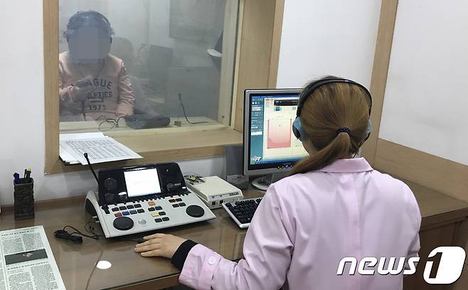 청력검사 하는 청각장애인 (광주장애인재화협회 두드림팀 제공)© News1