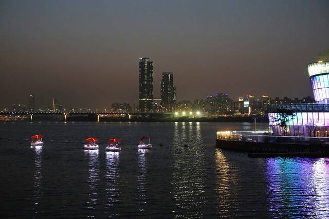 반포한강공원 앞 한강 야경. 오른쪽이 세빛섬이다. 이병학 선임기자