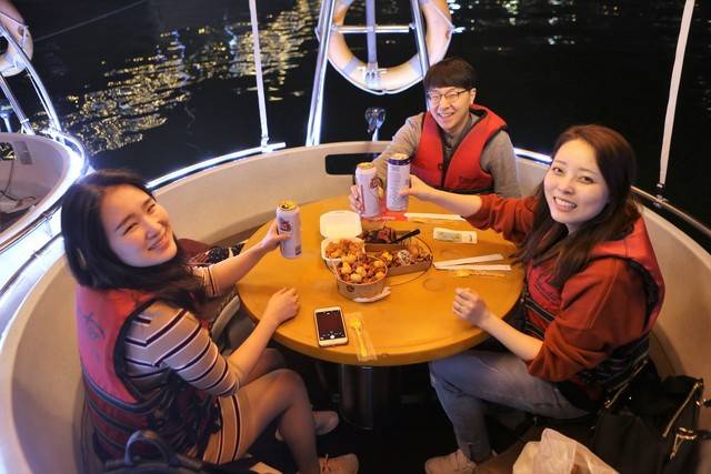 튜브스터에 타고 준비해온 음식과 맥주를 즐기는 직장인들. 이병학 선임기자