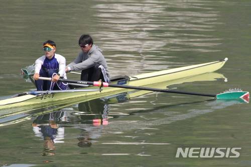 북한강 물살을 가르는 조정 선수들