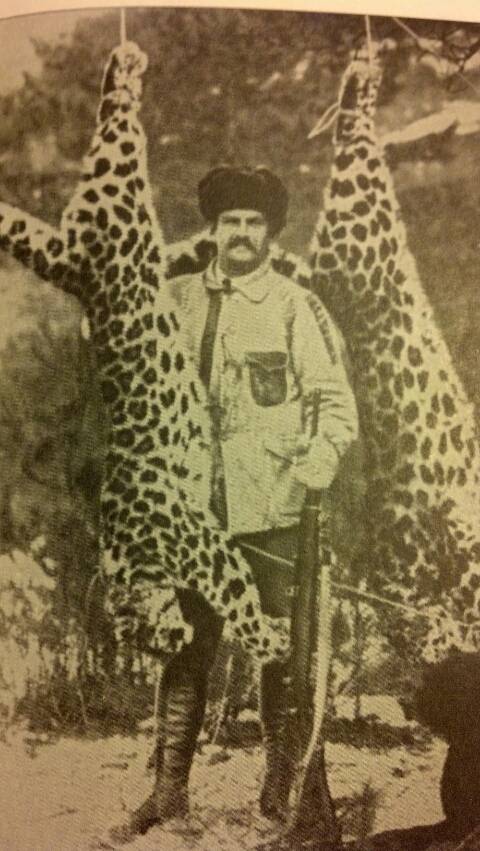 스텐 베리만에게 고용된 러시아 사냥꾼 얀콥스키가 표범을 잡은 뒤 기념촬영을 하고 있다.