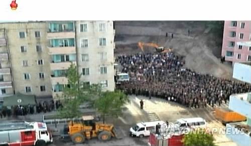 北서 23층 아파트 붕괴사고…주민에 이례적 사과 (서울=연합뉴스) 지난 13일 북한 평양의 평천구역에서 23층짜리 고층 아파트가 붕괴돼 대형 인명피해가 난 것으로 알려졌다. 북한은 사고 소식을 이례적으로 보도하면서 최부일 인민보안부장 등 고위 간부들이 피해 주민들에게 사과했다고 밝혔다. 조선중앙TV는 18일 오후 보도시간에 관련사진들을 내보냈다. 2014.5.18  << 북한부 기사참조 >>