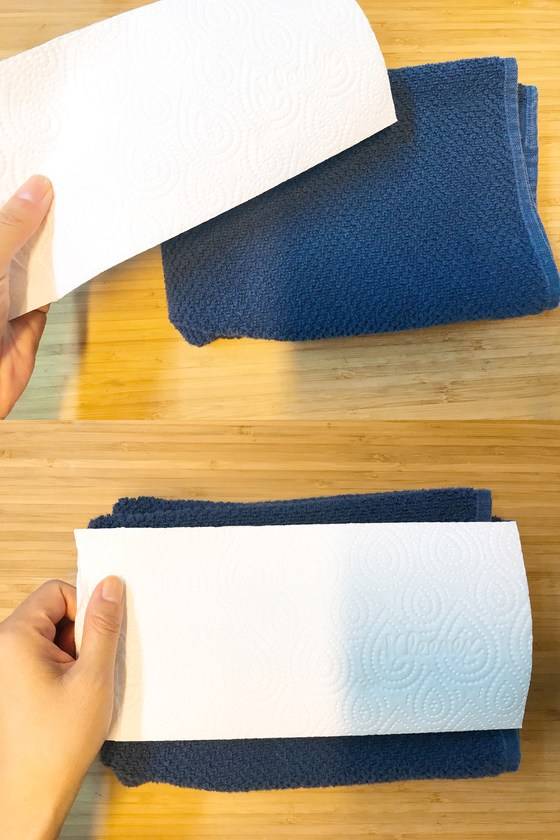 먼저 바닥에 수건을 깔고 그 위에 종이타월을 올려 놓는다.