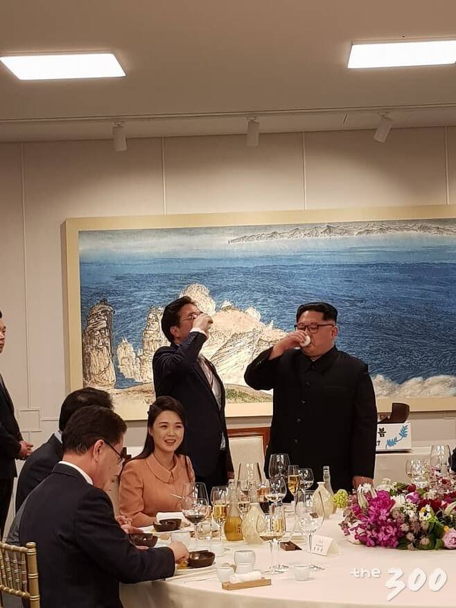 우원식 민주당 원내대표가 김정은 북한 국무위원장과 건배 후 술을 마시는 모습. /사진=우 원내대표 페이스북.