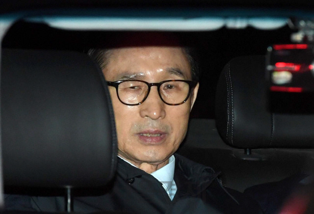 110억원대 뇌물수수와 350억원대 횡령 등의 혐의로 구속영장이 발부된 이명박 전 대통령이 23일 서울 강남구 논현동 자택 앞에서 검찰 호송차량에 탑승해 서울동부구치소로 향하고 있다. /권욱기자