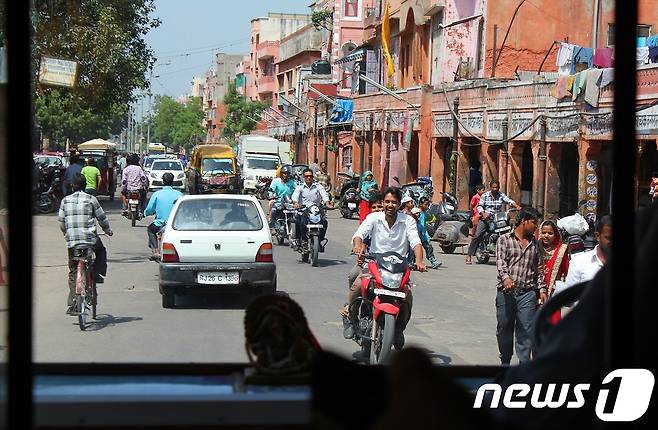 자동차와 오토바이, 도보로 걷는 사람들이 어우러지는 자이푸르 시내 풍경© News1