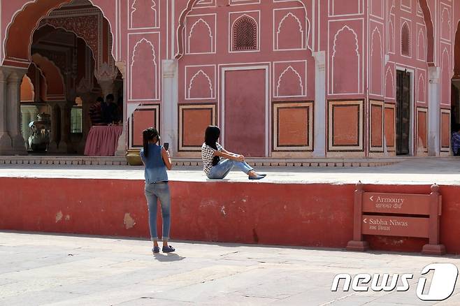 시티팰리스에서 기념 촬영하고 있는 인도 사람들의 모습©