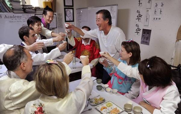 삼해소주 시음 행사에 참가한 외국인들과 김택상 명인이 건배를 하고 았다. /삼해소주가 제공