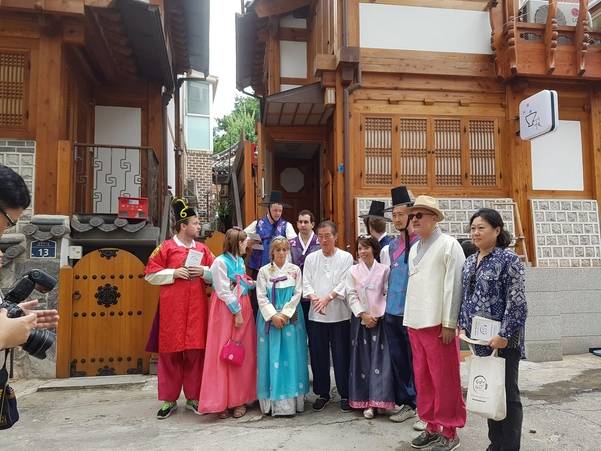 한복을 입고 서울 북촌을 찾은 외국인들이 김택상 명인과 기념사진을 찍고 있다. /삼해소주가 제공