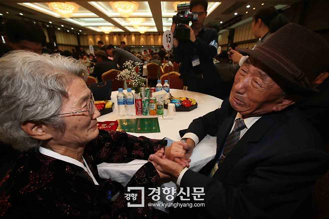2015년 10월 열린 남북 이산가족 상봉행사에서 남측 김복락 할아버지가 북측에 두고 온 누나 김전순 할머니를 만나 손을 잡고 흐느끼고 있다. / 사진공동취재단
