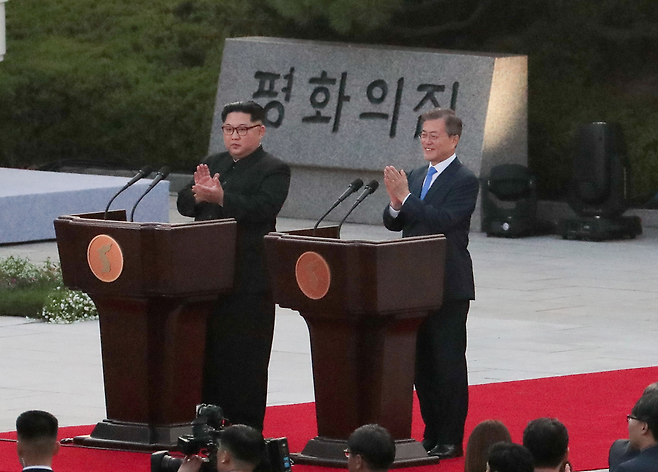 4월27일 남북 정상회담을 하고 있는 문재인 대통령과 김정은 국무위원장이 반송 식수 후 군사분계선 표식물이 있는 ‘도보다리’까지 산책을 하며 담소를 나누고 있다. © 한국공동사진취재단