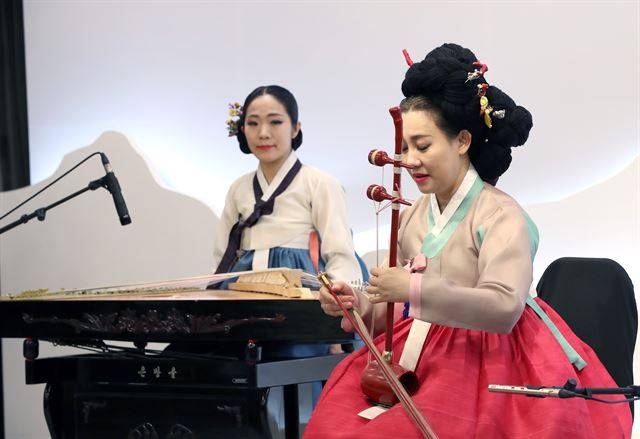 [남북 악기로 합주] 남북정상회담 만찬에서 연주자들이 남의 대표적 국악기인 ‘해금’과 북의 대표적 악기인 ‘옥류금’으로 합주 공연을 하고 있다.