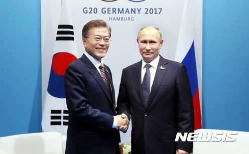 【함부르크(독일)=뉴시스】전진환 기자 = 문재인 대통령과 블라디미르 푸틴 러시아 대통령. 2017.07.07.   amin2@newsis.com  <저작권자ⓒ 공감언론 뉴시스통신사. 무단전재-재배포 금지.>