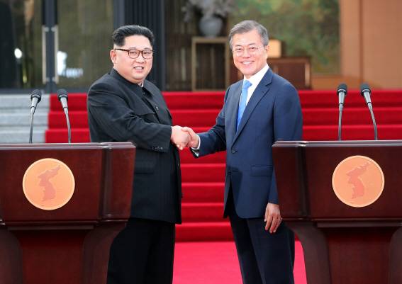 [고양=남북정상회담 특별취재팀 노진환 기자] 27일 오후 문재인 대통령과 김정은 국무위원장이 판문점 평화의 집 앞마당에서 남북공동성언인 ‘판문점 선언’ 발표를 마친 뒤 악수하고 있다. 한국공동사진기자단