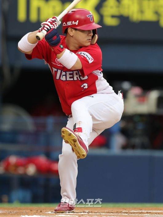 타격을 할 때 레그 킥으로 힘을 모으는 김선빈(KIA)의 모습. IS포토