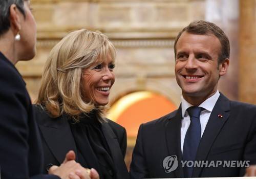 에마뉘엘 마크롱 프랑스 대통령과 부인 브리짓 마크롱 여사가 25일(현지시간) 연설을 하기 위해 미 의회 상·하원 합동의회를 찾았다. [AFP=연합뉴스]