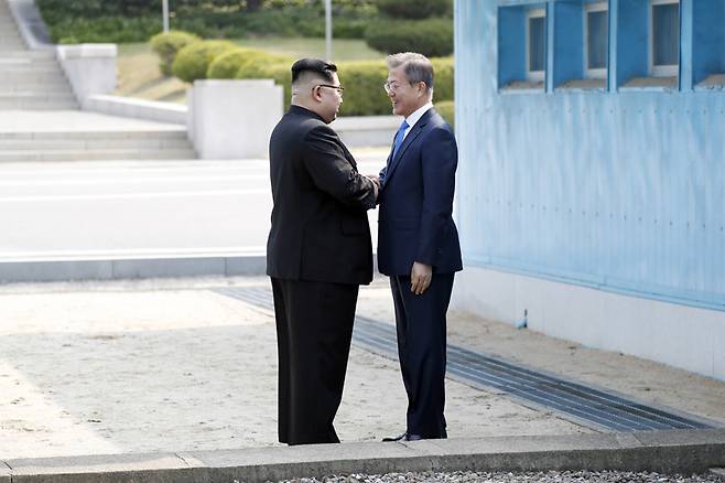 ▲ 지난 27일 문재인 대통령과 김정은 국무위원장이 처음 만나 군사분계선에서 악수하고 있다. 사진=한국공동사진취재단