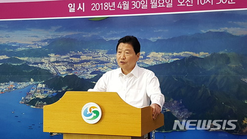 【창원=뉴시스】강경국 기자 = 안상수 창원시장이 30일 경남 창원시청 프레스센터에서 기자회견을 열고 자유한국당 탈당 선언을 하는 과정에서 외투 상의를 벗은 상태로 발언하고 있다. 2018.04.30. kgkang@newsis.com