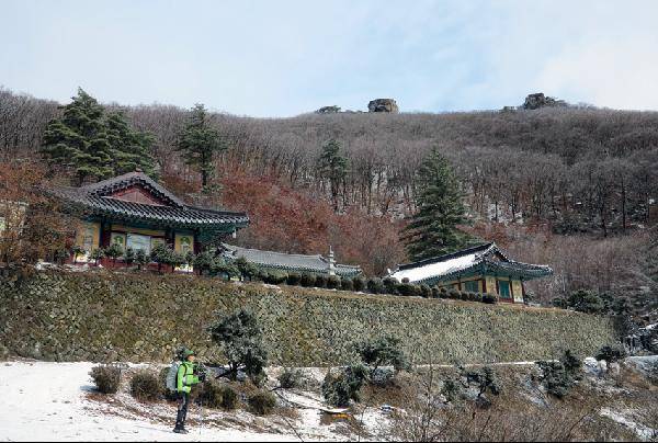 [월간산]백련사에서 올려다 본 감악산 정상인 일출봉(오른쪽).  일출봉 왼쪽 사각형으로 보이는 암봉은 월출봉이다.
