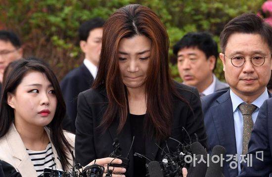 '물벼락 갑질' 논란을 빚은 조현민 전 대한한공 전무가 1일 서울 강서경찰서에 피의자 신분으로 출석하고 있다. 조 전무는 폭행 및 업무방해 혐의 등으로 조사를 받는다./김현민 기자 kimhyun81@