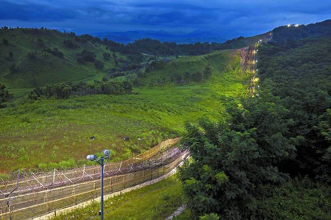 경기도 연천군 중서부전선 비무장지대(DMZ)에서 남방한계선 경계등이 어둠을 밝히고 있다. [연합뉴스]