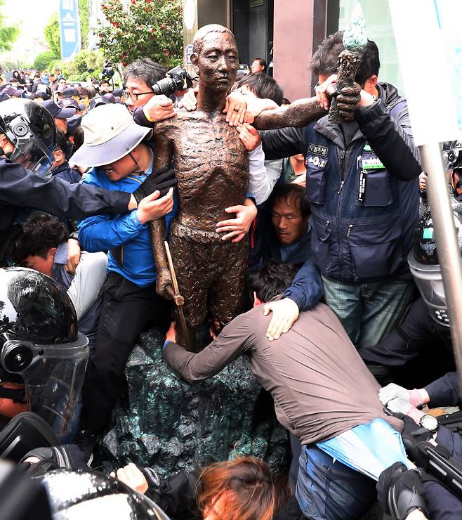 적폐청산·사회대개혁 부산운동본부 강제징용 노동자상 건립특별위원회가 1일 부산 동구 초량동 일본영사관 앞에 강제징용노동자상 설치를 시도하자 경찰이 시민단체 회원들을 강제로 해산시키고 있다.   연합뉴스