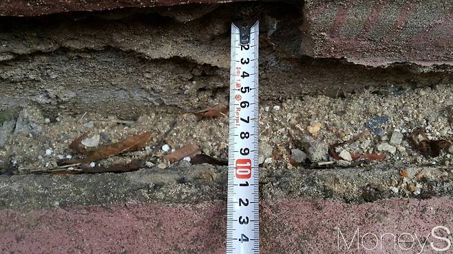 빌라 외벽과 배수로 등의 틈이 벌어진 모습. /사진=빌라주민 제공