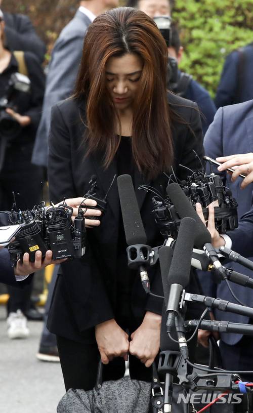 【서울=뉴시스】최진석 기자 = 조현민 전 대한항공 전무가 1일 오전 서울 강서경찰서로 폭행 및 업무방해 혐의 등에 관한 피의자 신분으로 소환, 취재진의 질문에 답하며 고개를 숙이고 있다 조씨는 3월16일 강서구 대한항공 본사에서 열린 A광고대행사와의 회의에서 유리컵을 던지고 A사 직원들을 향해 종이컵의 음료수를 뿌린 혐의를 받는다. 회의실에 폐쇄회로(CC)TV가 없었던 탓에 경찰은 회의 참석자들의 진술로 상황을 재구성하며 수사를 진행해왔다. 2018.05.01. myjs@newsis.com