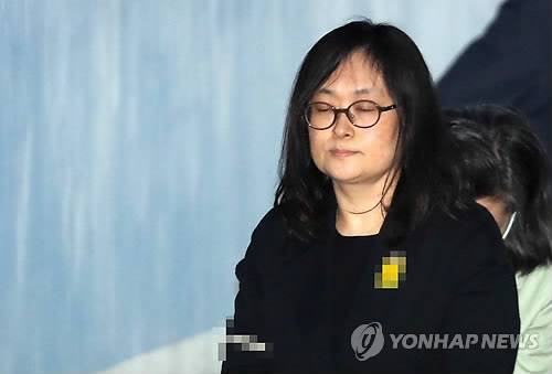 '40억대 배임' 유섬나 속행공판 출석 (서울=연합뉴스) 임헌정 기자 = 유병언(사망) 전 세모그룹 회장의 장녀이자 40억원대 배임 혐의를 받는 유섬나 씨가 세월호 참사 4주기를 10여일 앞둔 5일 서울 서초구 서울고등법원에서 열린 항소심 속행공판에 출석하며 법정으로 향하고 있다. 2018.4.5      kane@yna.co.kr