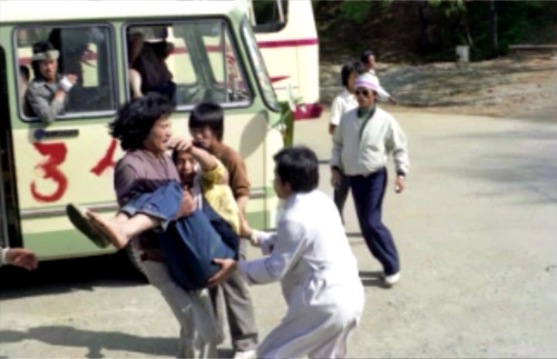 5·18 당시 부상자를 옮기는 시민 [The 1904 제공=연합뉴스]