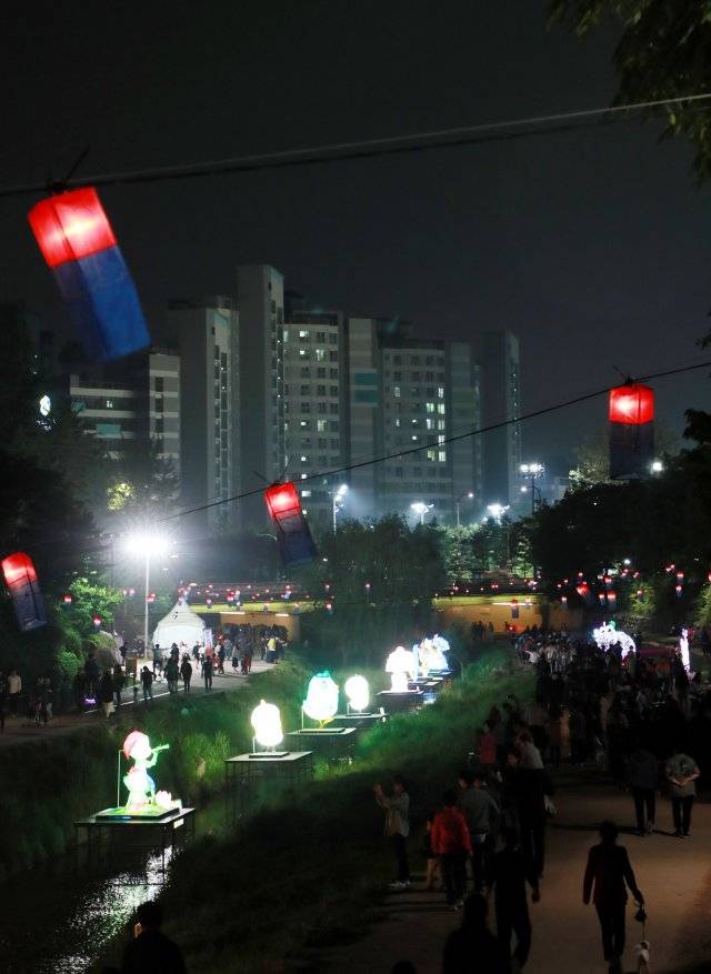 서울 노원구 중계동 당현천 일대에서 ‘노원 등축제’가 열리고 있다.  이 축제는 당현천 당현 3교에서 한국성서대학교 500m 구간에서 5월 6일까지 오후 7~ 11시까지 진행된다.