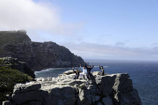 한겨레평화원정대가 4월11일(현지시각) 남아프리카공화국 케이프타운 희망봉에서 원정 출발 사진을 찍고 있다. 왼쪽부터 김종균 가한엔터테인먼트 피디, 전종휘 기자, 유덕관 기자, 김명진 기자. 희망봉/김명진 기자 littleprince@hani.co.kr