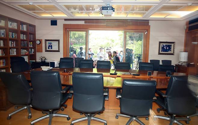 1일 시민들이 고 노무현 전 대통령의 서재를 관람하고 있다. 송봉근 기자