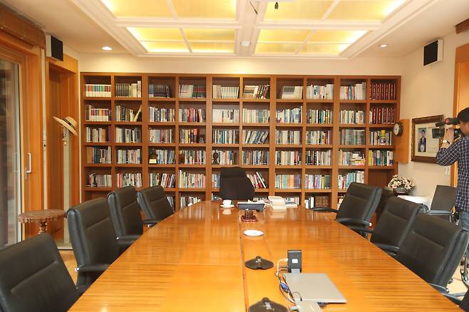 서재 전경. 송봉근 기자