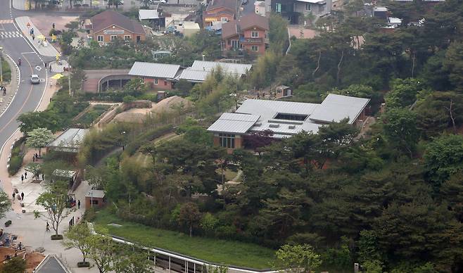 고 노무현 전 대통령이 살았던 김해시 진영읍 봉하마을 '대통령의 집' 전경. 노 전 대통령은 2008년 2월 25일 퇴임해 귀향한 뒤부터 2009년 5월 23일 서거까지 이곳에서 생활했다. 송봉근 기자