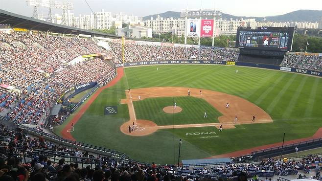 전국의 야구장은 한 해 8백만 명이 넘는 관중이 찾는다. 선수 등장곡 중단 사태가 발생할 때까지 구단과 KBO는 무엇을 했을까. 사진은 서울 잠실야구장 전경. ⓒ김용국