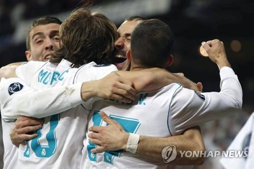 레알 마드리드 카림 벤제마(오른쪽에서 두번째)가 2일(한국시간) 스페인 마드리드 에스타디오 산티아고 베르나베우에서 열린 2017-2018 유럽축구연맹(UEFA) 챔피언스리그 준결승 2차전에서 골을 넣은 뒤 기뻐하고 있다. [EPA=연합뉴스]