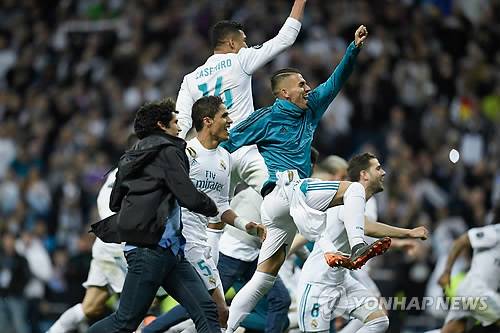 레알 마드리드, 뮌헨 제치고 챔스리그 결승행 (마드리드 AFP=연합뉴스) 레알 마드리드(스페인) 선수들이 1일(현지시간) 스페인 마드리드 에스타디오 산티아고 베르나베우에서 열린 2017-2018 유럽축구연맹(UEFA) 챔피언스리그 준결승 2차전 홈경기에서 바이에른 뮌헨(독일)과 2-2로 비겨 결승 진출이 확정되자 환호하고 있다. 마드리는 1차전 원정경기에서 2-1로 승리해 합계 4-3으로 결승에 올랐다. ymarshal@yna.co.kr