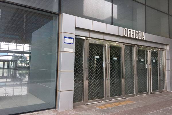 센트로드 오피스 A동은 출입문이 방범창으로 굳게 닫혀 있다.  /김리영 인턴기자