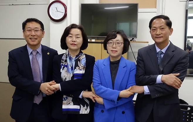 더불어민주당 경기도 고양시장 후보 경선에 나서는 김영환, 김유임, 박윤희, 이재준(왼쪽부터) 예비후보가 지난 3월19일 고양시청에서 지방선거 연대기구인 ‘원팀‘ 구성과 공동합의문을 발표한 뒤 기념촬영을 하고 있다. 박경만 기자