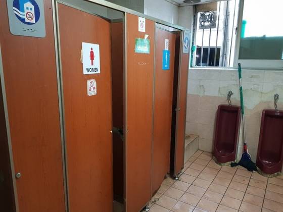 강남역 유흥가의 한 화장실은 남녀 좌변기 칸이 붙어 있고, 가림막 없이 소변기가 설치돼 있었다. 조한대 기자