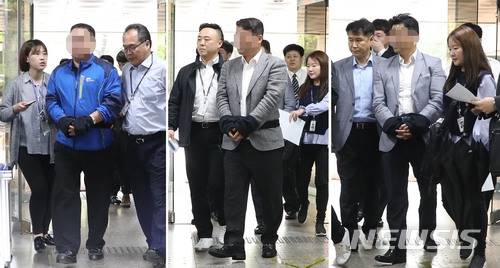 【서울=뉴시스】조성봉 기자 = 노동조합 와해 시도 등에 관여한 혐의로 구속영장이 청구된 삼성전자서비스 윤모 상무, 전 해운대 서비스센터 대표 유모씨, 양산서비스대표 도 모씨가  2일 오전 서울 서초구 서울중앙지법에서 열린 영장실질심사에 출석하고 있다. 2018.05.02.suncho21@newsis.com