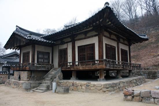 뒷날 임시정부 국무령으로 활약하는 이상룡은 조상 대대로 물려져온 안동 임청각(국가 보물)을 팔아 독립운동 자금을 마련한 뒤 가족들과 함께 걸어서 추풍령까지 간 다음 기차를 타고 만주로 망명했다.  ⓒ정만진