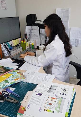 과학실무사 이은영씨가 한 초등학교의 과학실험실에서 수업 준비를 하다 말고 또 다른 행정업무를 처리하고 있다.