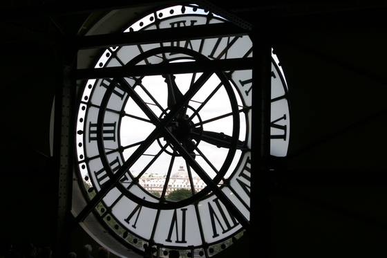 프랑스 파리의 오르세 미술관의 대형 시계가 센강을 바라보는 방향으로 안쪽에서 찍은 사진. 이 시계는 기차역을 개조한 오르세 미술관의 역사를 드러내는 상징물이다. [사진 위키미디어]