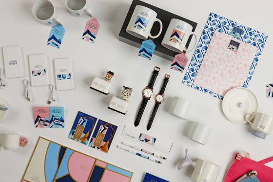 청와대가 4일부터 판매를 시작한 '문재인 정부 출범 1주년 기념품'. [청와대 제공]