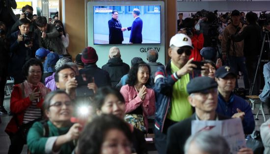 2018 남북정상회담일인 지난달 27일 오전 서울역에서 시민들이 문재인 대통령과 김정은 북한 국무위원장의 정상회담 관련 내용을 텔레비전으로 시청하고 있다. 뉴시스