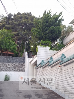 서울 연희동 전두환 전 대통령 자택에 벼락이 떨어진 3일 한 사람이 현장을 둘러보고 있다.